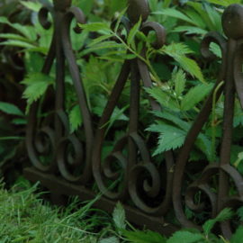 Dekorativer Beetzaun aus Gusseisen