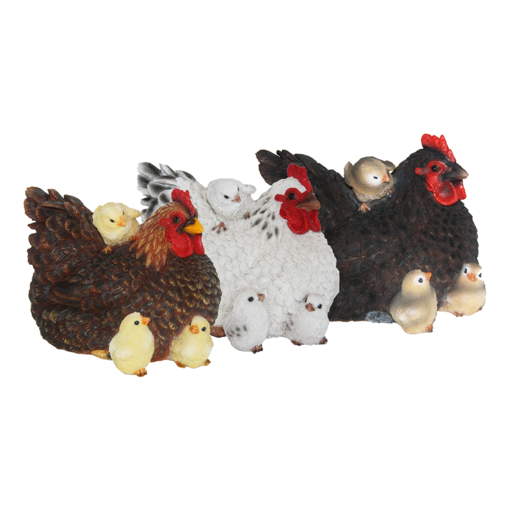 Poule couchée avec poussins